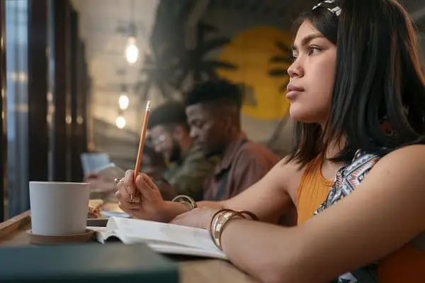 Curso pré-vestibular vs. estudar por conta própria: qual a melhor opção?